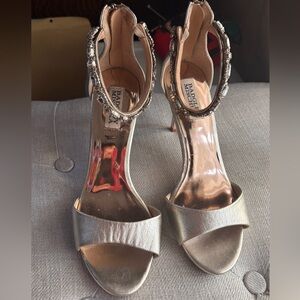 Badgley Mischka Metallic Gold Heels peep toe  decorative ankle straps size 8.5